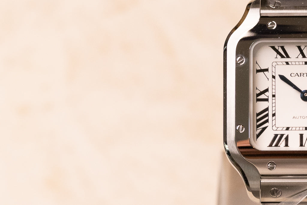 Cartier Santos Medium ref. WSSA0029 — verzilverde opaline wijzerplaat met Romeinse cijfers op stalen band, close up 1