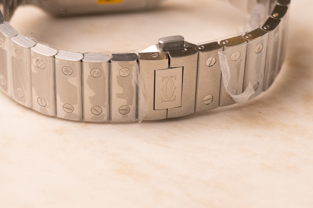 Cartier Santos Medium ref. WSSA0029 — verzilverde opaline wijzerplaat met Romeinse cijfers op stalen band, close up band