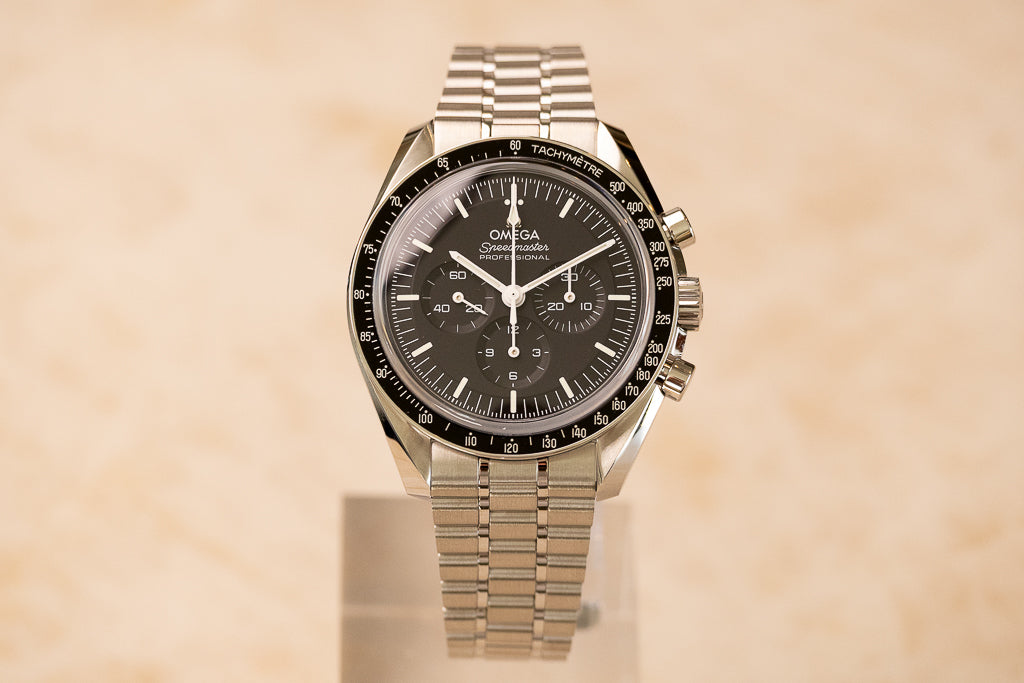 Omega Speedmaster Moonwatch ref. 310.30.42.50.01.002 — zwarte step-wijzerplaat met tachymeterlunette, vooraanzicht