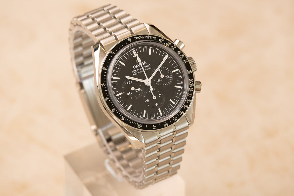 Omega Speedmaster Moonwatch ref. 310.30.42.50.01.002 — zijaanzicht met asymmetrische stalen kast en chronograafdrukkers
