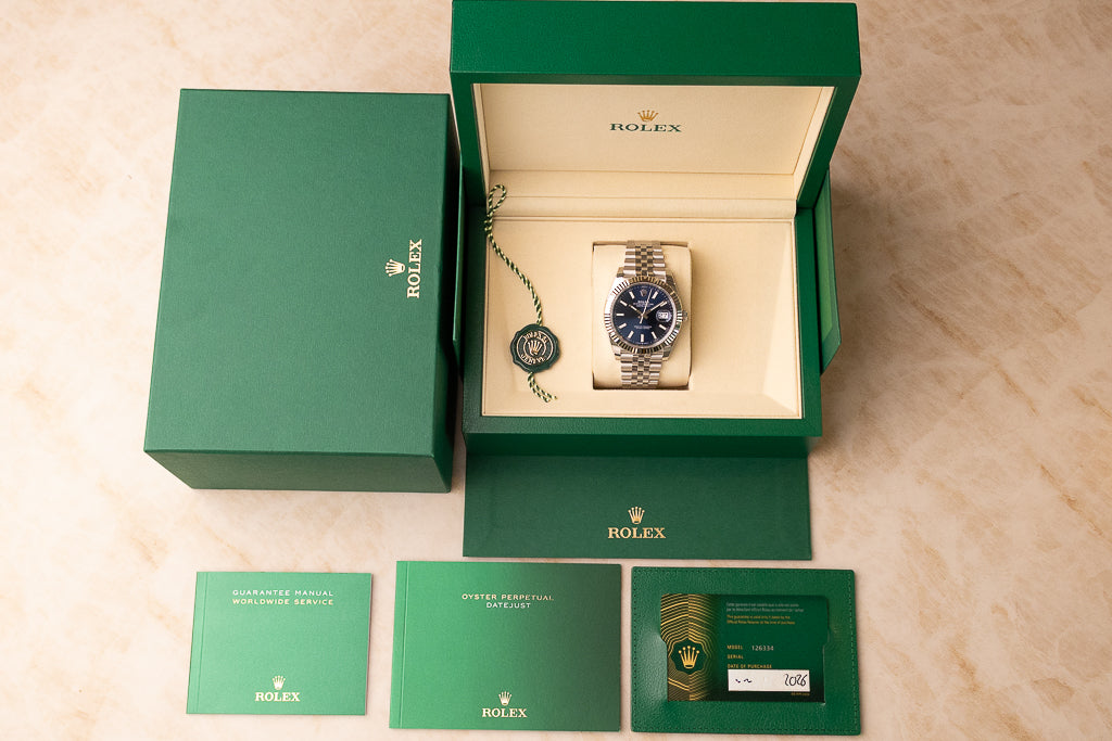 Rolex Datejust 41 ref. 126334 — bright blue sunray-wijzerplaat met witgouden fluted lunette op Jubilee-band Full Set