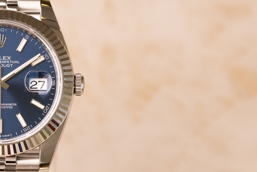 Rolex Datejust 41 ref. 126334 — detail blauwe wijzerplaat met witgouden index-uurmarkeringen en Cyclops-lens