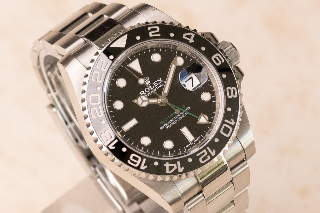Rolex GMT-Master II ref. 116710LN — zwarte wijzerplaat met volledig zwarte Cerachrom-lunette en groene GMT-wijzer, zijaanzicht ii