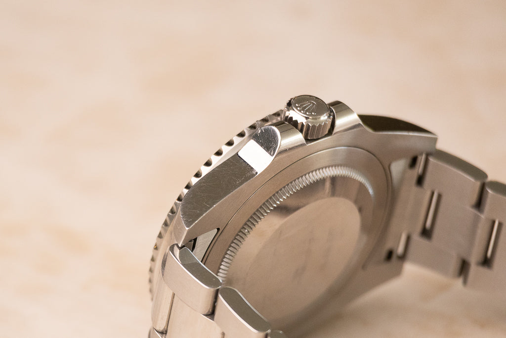 Rolex GMT-Master II ref. 116710LN — kast zijaanzicht