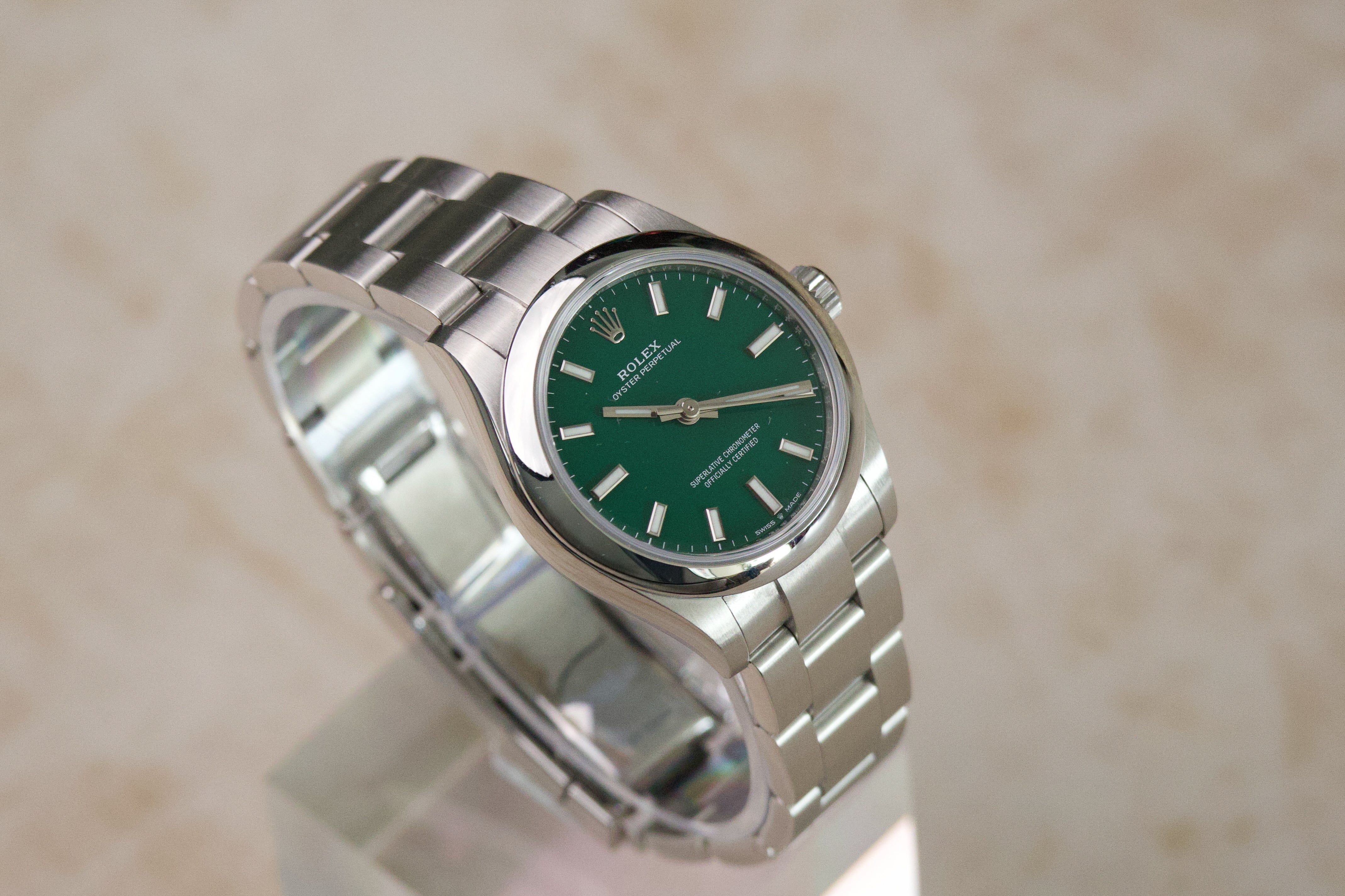 Rolex Oyster Perpetual 31 ref. 277200 groene gelakte wijzerplaat met index-uurmarkeringen, zijaanzicht