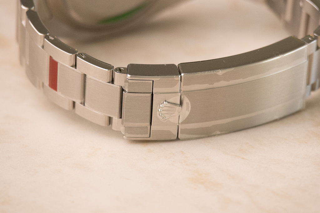 Rolex Submariner Date ref. 116610LN — zwarte wijzerplaat met Cerachrom-lunette clasp close up