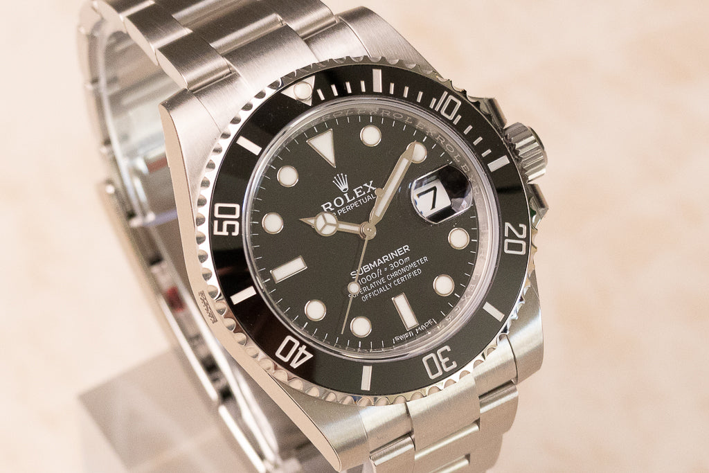 Rolex Submariner Date ref. 116610LN — zwarte wijzerplaat met Cerachrom-lunette close up dial