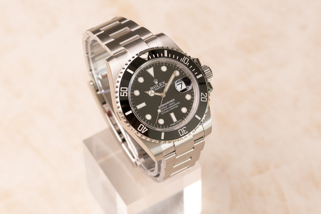 Rolex Submariner Date ref. 116610LN — zwarte wijzerplaat met Cerachrom-lunette zijaanzicht