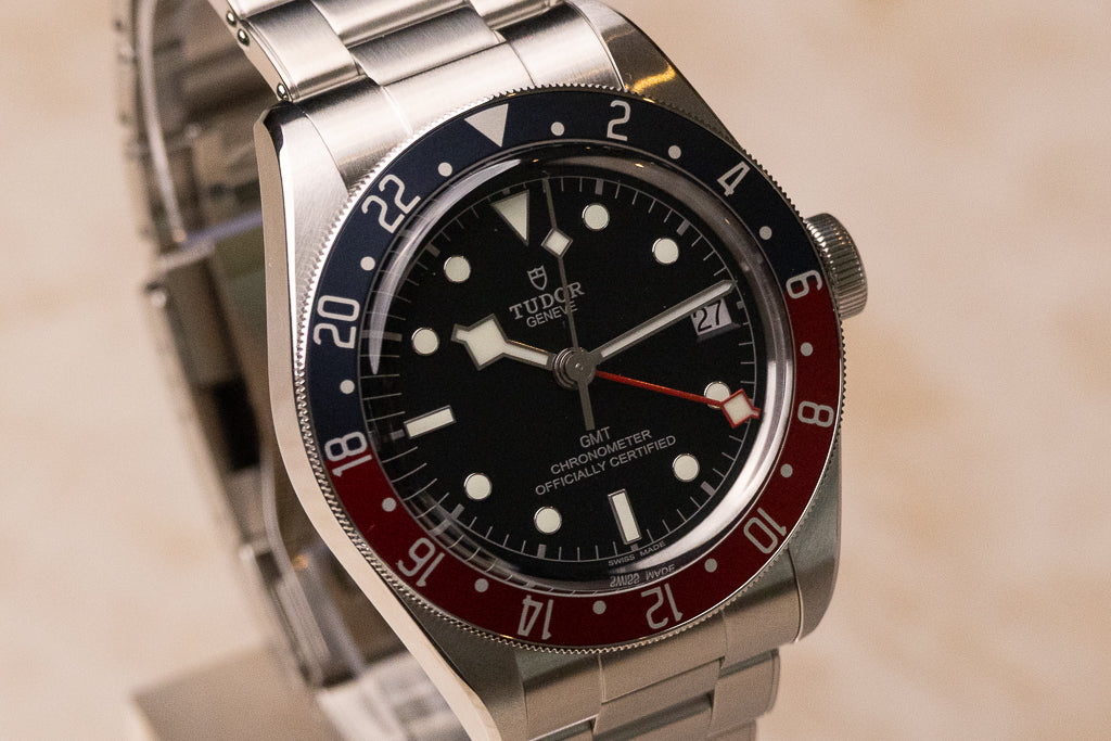 Tudor Black Bay GMT Pepsi ref. 79830RB — zwarte wijzerplaat met rood-blauwe aluminium lunette close up