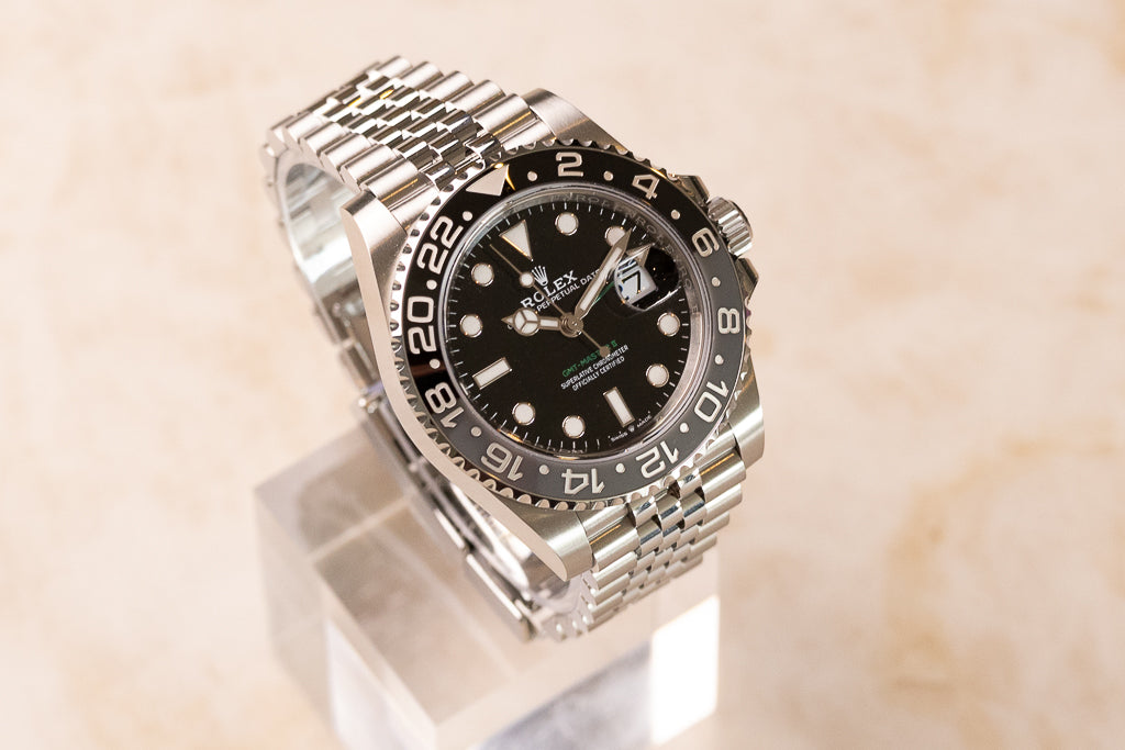 Rolex GMT-Master II Bruce Wayne ref. 126710GRNR — zijaanzicht met Oystersteel kast en Triplock-kroon