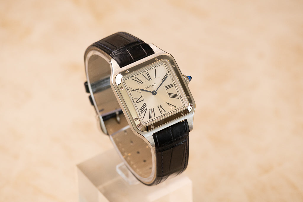 Cartier Santos-Dumont Large ref. WSSA0022 — zijaanzicht met slanke 7,3mm stalen kast en blauwe spinel-kroon