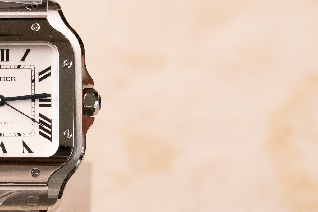 Cartier Santos Medium ref. WSSA0029 — verzilverde opaline wijzerplaat met Romeinse cijfers op stalen band, close up 2