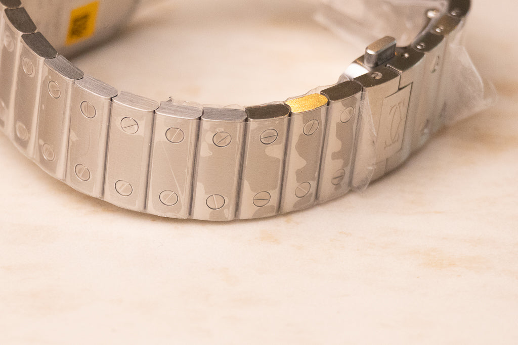 Cartier Santos Medium ref. WSSA0029 — verzilverde opaline wijzerplaat met Romeinse cijfers op stalen band, close up 3