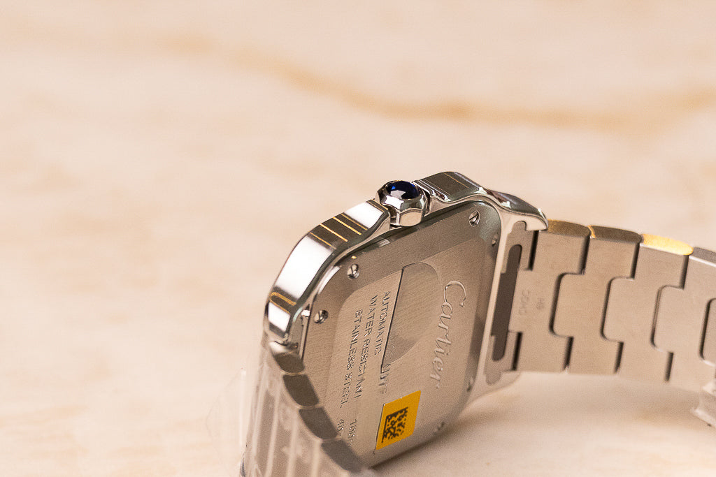 Cartier Santos Medium ref. WSSA0029 — verzilverde opaline wijzerplaat met Romeinse cijfers op stalen band, close up crown