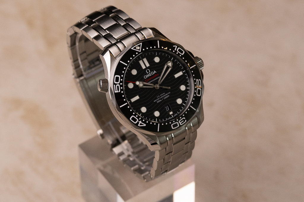 Omega Seamaster Diver 300M ref. 210.30.42.20.01.001 — zijaanzicht met keramische lunette en conisch heliumventiel