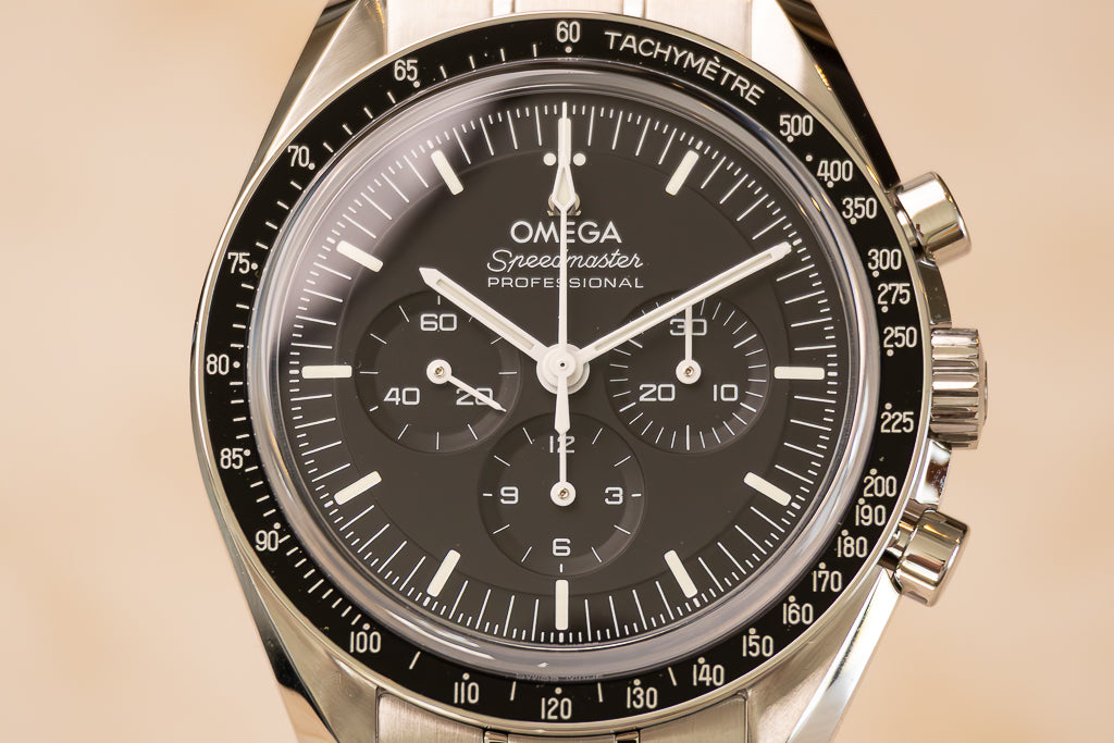 Omega Speedmaster Moonwatch ref. 310.30.42.50.01.002 — detail zwarte wijzerplaat met applied OMEGA-logo en drie subdials