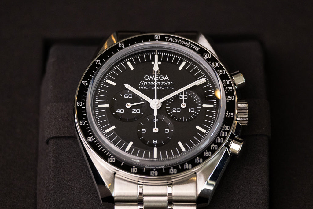 Omega Speedmaster Moonwatch ref. 310.30.42.50.01.002 — detail box zwarte wijzerplaat met applied OMEGA-logo en drie subdials