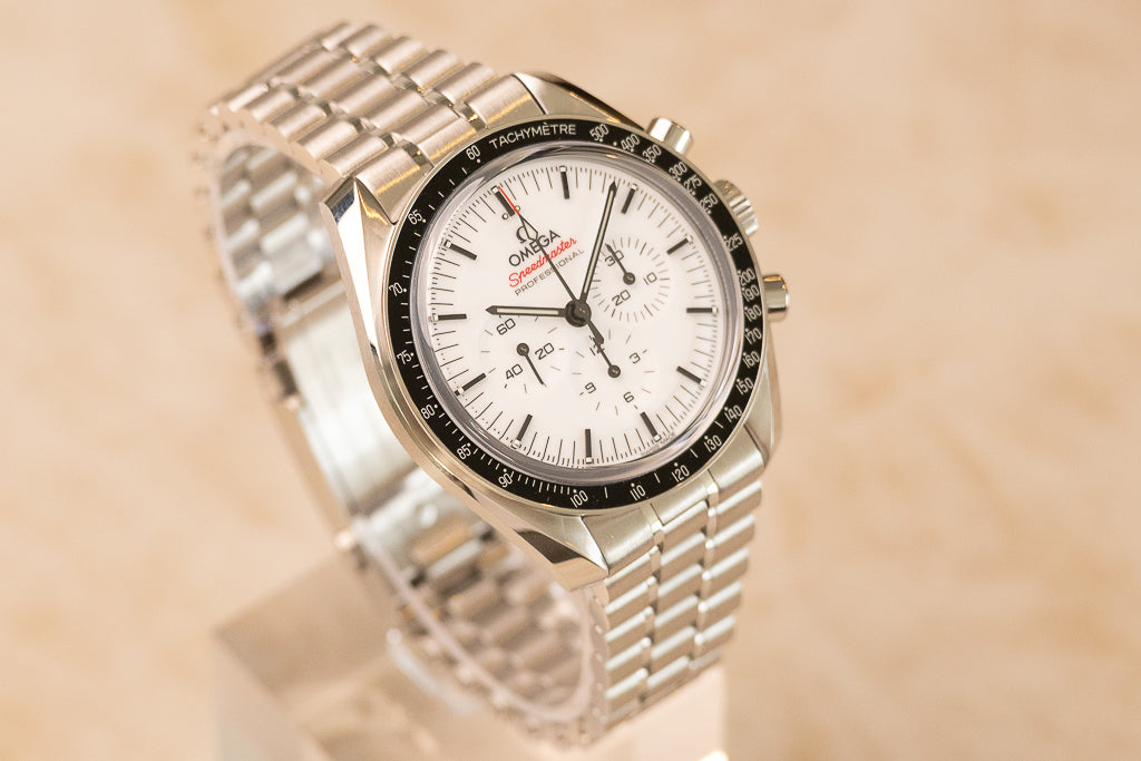 Omega Speedmaster Moonwatch White ref. 310.30.42.50.04.001 — zijaanzicht 