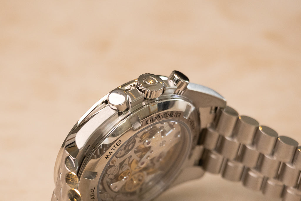 Omega Speedmaster Moonwatch White ref. 310.30.42.50.04.001 — saffierglazen kastbodem met zicht op kaliber 3861