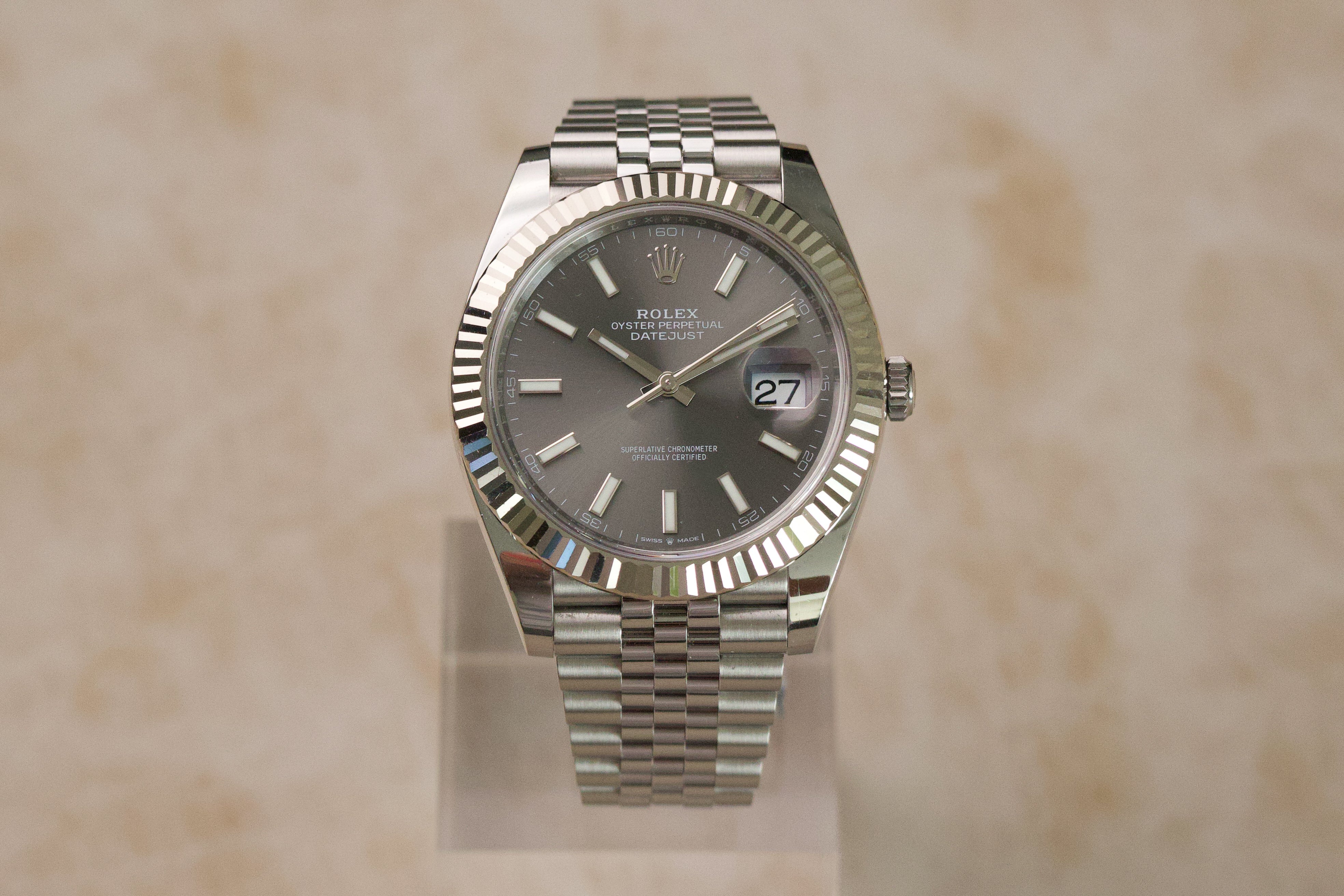 Rolex Datejust 41 ref. 126334, rhodium sunray-wijzerplaat met witgouden fluted lunette, vooraanzicht
