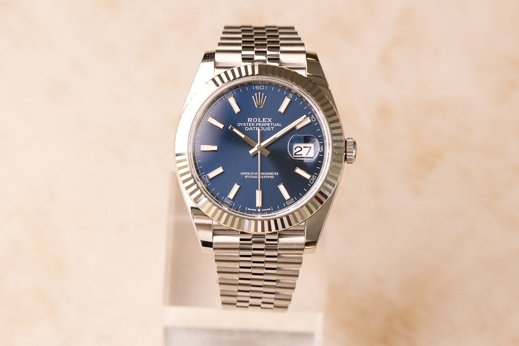 Rolex Datejust 41 ref. 126334 — bright blue sunray-wijzerplaat met witgouden fluted lunette op Jubilee-band, vooraanzicht