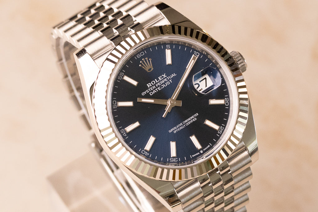 Rolex Datejust 41 ref. 126334 — zijaanzicht met 18K witgouden gekartelde lunette en Oystersteel kast 1