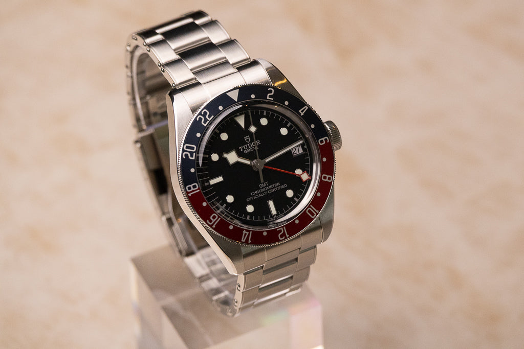 Tudor Black Bay GMT Pepsi ref. 79830RB — zwarte wijzerplaat met rood-blauwe aluminium lunette Zijaanzicht