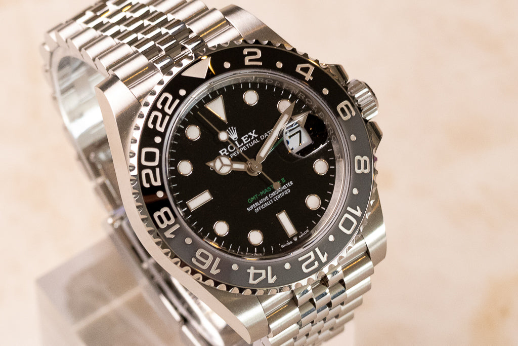 Rolex GMT-Master II Bruce Wayne ref. 126710GRNR — detail grijszwarte keramische lunette met 24-uursgraduatie en groene GMT-Master II tekst