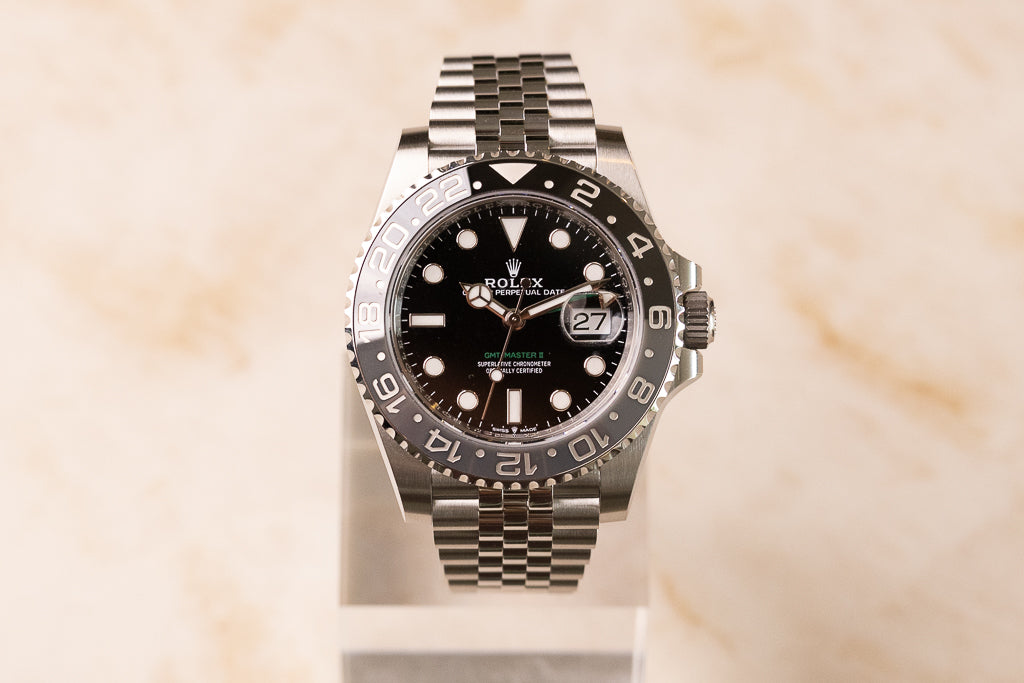 Rolex GMT-Master II Bruce Wayne ref. 126710GRNR — zwarte lakwijzerplaat met grijszwarte Cerachrom-lunette, vooraanzicht