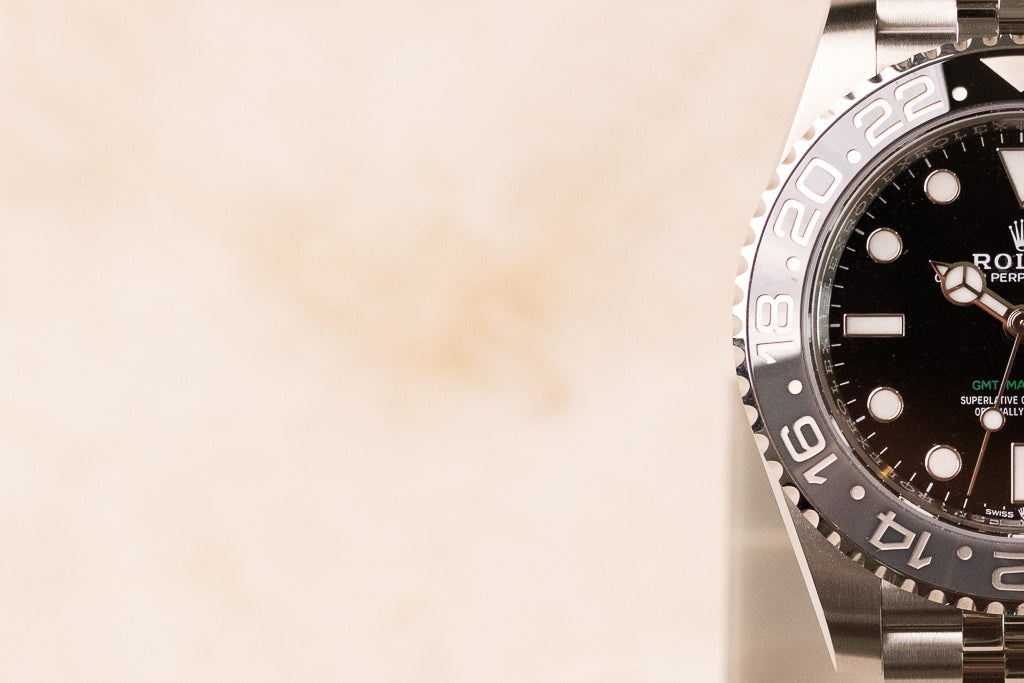 Rolex GMT-Master II Bruce Wayne ref. 126710GRNR — zwarte lakwijzerplaat met grijszwarte Cerachrom-lunette, vooraanzicht 1